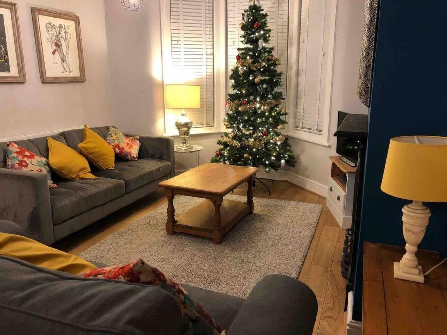 Gloucester Rd 2 Mins Away - Fab, New, Trendy House Бристоль Экстерьер фото
